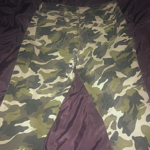 Ripped Camo Size 9 Ankle Pants - Picture 6 of 14